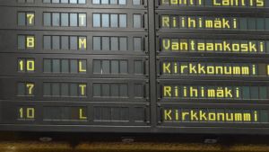 M-tåget fick ståta en sista gång på tavlan över avgångar på järnvägsstationen. Tågtidtabell för M-tågets sista avgång