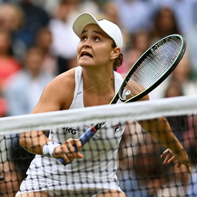Ashleigh Barty spelar i Wimbledon.