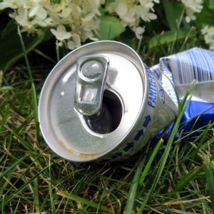 Rytätty juomatölkki nurmikolla