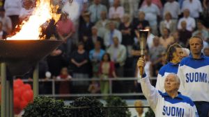 Vid firandet av 50-årsjubiléet av Helsingfors-OS i juli 2002 sprang Lasse Virén in på Olympiastadion med facklan. På stadion tändes elden av Thorvald Strömberg, Sylvi Saimo och Yrjö Hietanen, de tre av sex guldmedljörer fortfarande vid liv. Thorvald Strömberg med OS-elden i minnesfest för OS 1952.