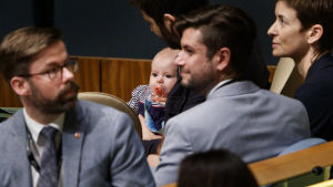 Neve Ardern Gayford i sin pappas famn vid FN. Neve Te Aroha Ardern Gayford, dotter till Nya Zeelands premiärminister Jacinda Ardern.