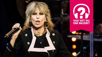 Chrissie Hynde sjunger i en mikrofon som hon håller i handen.