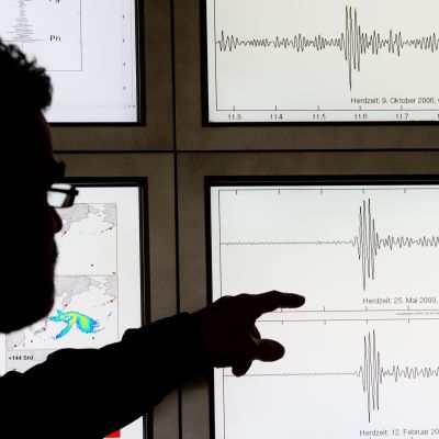 Geofysiker Gernot Hartmann visar mätresultat efter nordkoreanska k-vapentest.