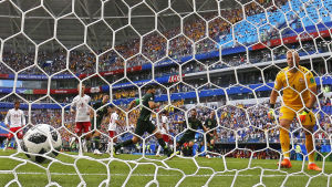 I år har Fifa anlitat anti-diskrimineringsexperter som övervakar matcherna och som i teorin också har rätt att avbryta dem. Mile Jedinak har satt bollen i Danmarks mål.
