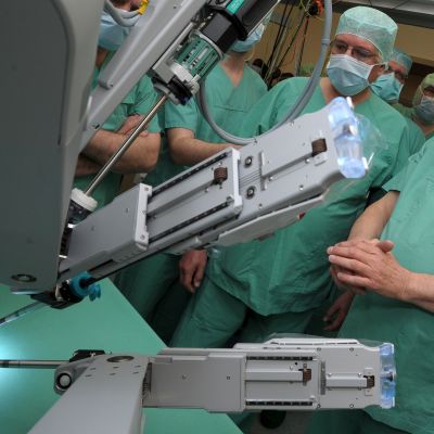 En operationsrobot demonstreras vid universitetssjukuhuset i Halla, Tyskland