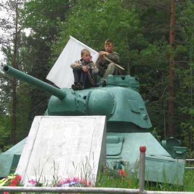 Pojkar med vit flagga i hand på en rysk stridsvagn i Sammatus). 