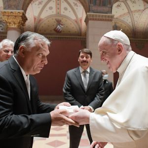 Premiärminister Orbán och påven Franciskus visade ändå inga sura miner under sitt korta möte i Budapests konstumuseum på söndag. 