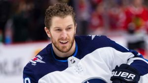 Bryan Little inleder sin tionde säsong i Winnipeg. Närbild av Bryan Little på isen, klädd i hockeyutrustning fast utan hjälm.