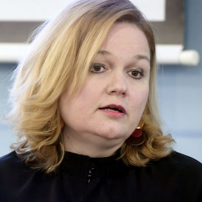 Familje- och omsorgsminister Krista Kiuru (SDP). 