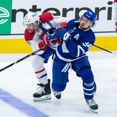 Shea Weber och Auston Matthews i närkamp.