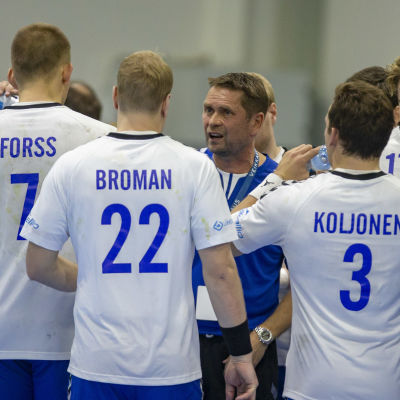 Finlands herrlandslag i handboll under en timeout i landskampen mot Japan 21.10.2018.