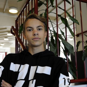 Sjundeklassaren Josef Höglund i Pedersöre är på Whatsapp och Facebook och spelar League of Legends. Josef Höglund, som går i 7:an i Sursik skola i Pedersöre, lutar mot trappräcke i skolan