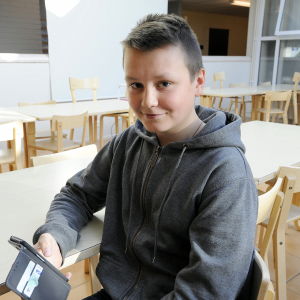 Elaka kommentarer fick Jan-Arvid Sjöblom att lämna Ask.fm. Jan-Arvid Sjöblom, elev i Oxhamns skola i Jajobstad, sitter med sin mobil i matsalen
