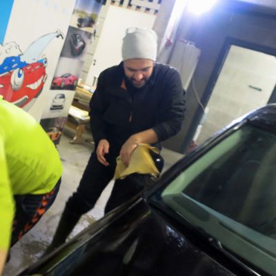Auton kuivausta autopesulassa Rovaniemellä.
