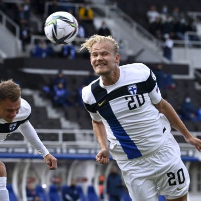 Joel Pohjanpalo puskee pallon Kazakstanin maaliin.