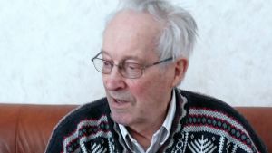 Stig Sundvik granskar en del av bordläggningen från båtfyndet han gjorde som 16-åring.