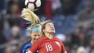 Ellen White startar på nytt längst fram för England. Engelska spelaren Ellen White i en nickduell.