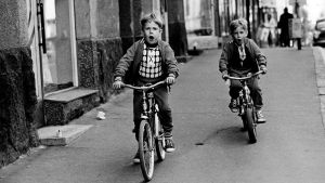 Dramaserien bygger på autentiska barndomsminnen som samlats in. Barn på cyklar
