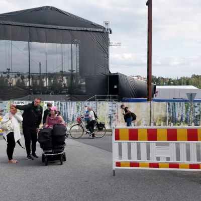 Suomipop-festivaalin esiintymislava ja aitauksia Jyväskylän Lutakonaukiolla.
