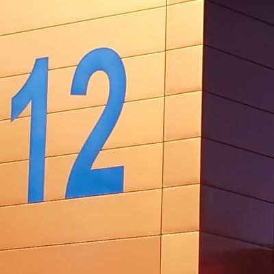 Äänekosken paloaseman seinässä numerot 112