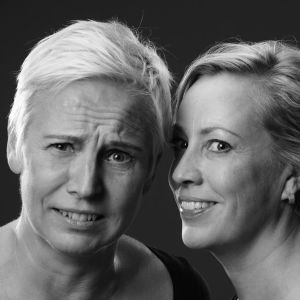 Näyttelijät Mari Turunen ja Kaisa Hela näytelmänsä promokuvassa