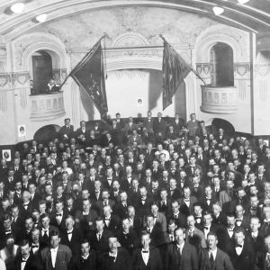 De svenska vänstersocialisterna håller möte i Stockholm 1919. Två år senare byter partiet namn till Sveriges kommunistiska parti. Socialdemokratiska Vänsterpartiets tredje Kongress 12-16 juni 1919 i Stockholm.