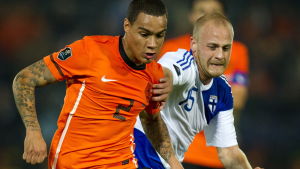 Möjligt scenario nästa år: Landslagsmannen Daniel Sjölund återvänder hem till Åland. Daniel Sjölund och Gregory van der Wiel, hösten 2010