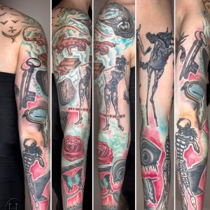 Ett Salvador Dali-kollage tatuerat längs armen Ett Salvador Dali-kollage tatuerat längs armen