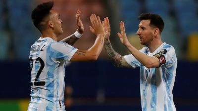 Lionel Messi och Lautaro Martinez firar ett mål.