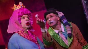 Sam Huber och Kristian Thulesius som drottningen och kaninen. Foto från Alice i Underlandet på Unga Teatern.