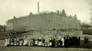 Tobaksarbetarna samlade framför Strengbergs fabrik år 1908. Cigaretterna hade blivit en hitprodukt och personalstyrkan var större än någonsin. Tobaksarbetarna framför Strengbergs 1908.