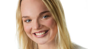 Vanessa Eriksson skrider ner för domkyrkotrappan den 13 december. luciakandidat vanessa eriksson