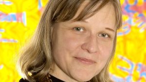 Marjukka Pajulo är intresserad av hur barn påverkas av föräldrars skärmtittande Marjukka Pajulo är specialläkare inom barnpsykiatri och forskar om hur föräldrars skärmberoende påverkar barn.