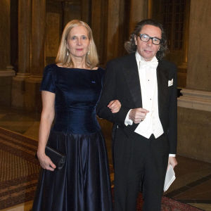 Katarina Frostenson och Jean-Claude Arnault Katarina Frostenson i långklänning och Jean-Claude Arnault i frack, håller varandra i armkrok.