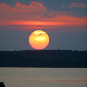 Auringonlasku järvimaisemassa
