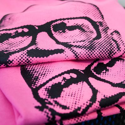 Viikattuja pinkkejä t-paitoja, joissa on Kekkosen kuva.