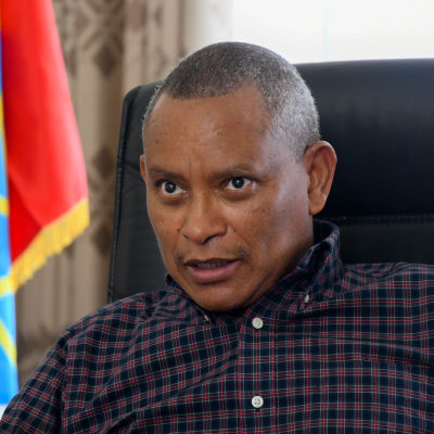 Tigrays regeringschef Debretsion Gebremichael hotar Eritrea med ännu fler attacker om det samarbetar med Etiopien.