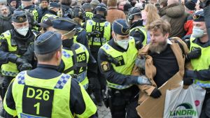 Polisen skingrade demonstration mot coronarestriktioner i Stockholm 6.3.2021. Flera poliser skadades när demonstranter grep till våld. Demonstration.