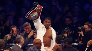Anthony Joshua är världsmästare i de flesta förbunds böcker. Anthony Joshua med mästerskapsbälte.