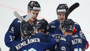 Jesse Puljujärvi och de andra i landslaget spelade bra mot Sverige. Lejonen jublar efter Jesse Puljujärvis mål.