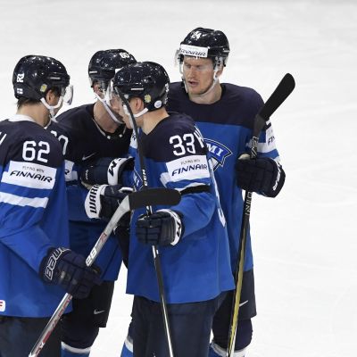 Leijonat juhlii johtomaalia.