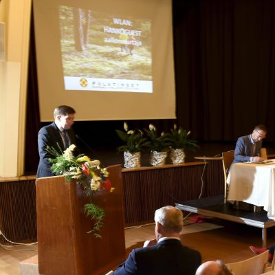 SFP:s Thomas Blomqvist talar inför Folktingets representanter.
