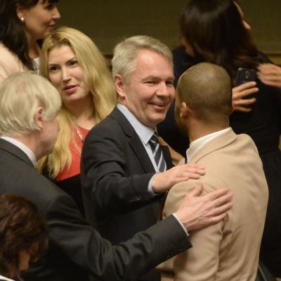 Pekka Haavisto och utrikesminister Erkki Tuomioja gratulerar De Grönas Jani Toivolaa efter att riksdagen röstat för en jämlik äktenskapslag.