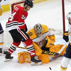 Chicago Pius Suter är framme och distraherar Nashvilles målvakt Juuse Saros. Chicago Pius Suter är framme och distraherar Nashvilles målvakt Juuse Saros.