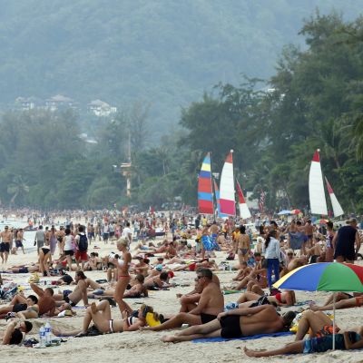 Turister på Patong Beach i Phuket, Thailand.