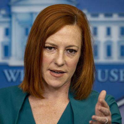 USA:s pressekreterare Jen Psaki står vid ett talarpodium och pratar. Hon har ena handen utsträckt.