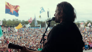 Jackson då han ännu lockar storpublik. Bradley Cooper som Jackson Maine, live inför storpublik.