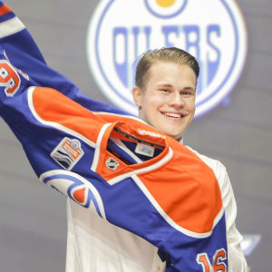 En glad Jesse Puljujärvi drar på sig Edmontons tröja i samband med draften 2016. En glad Jesse Puljujärvi drar på sig Edmontontröjan i samband med draften 2016.