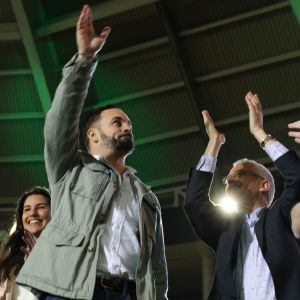 Ledaren för ytterhögerpartiet Vox Santiago Abascal kan gå segrande ur valrörelsen. Ledaren för Vox Santiago Abascal vinkar med handen åt väljare.