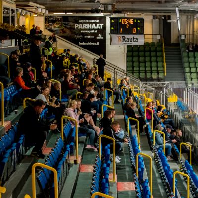 SM-liigan katsomot täytetään arviolta 40–60 prosenttiin kapasiteetista. Kuva SaiPan kotihallista Lappeenrannasta.